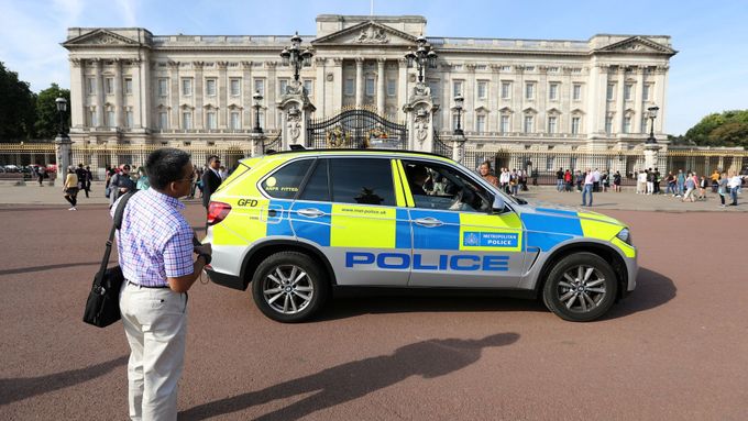 Policejní hlídka před Buckinghamským palácem.