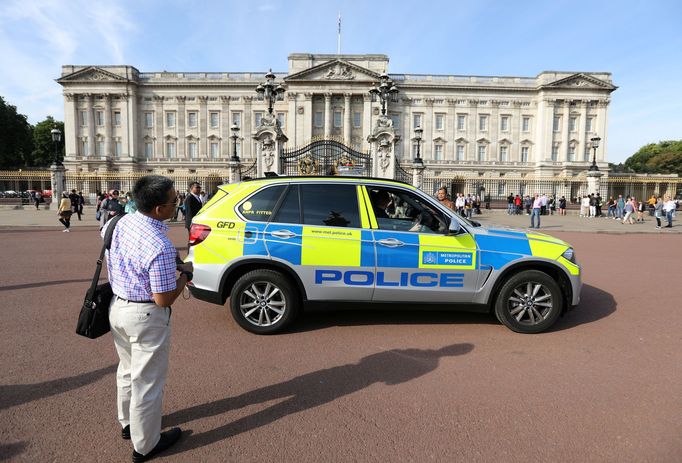 Policejní hlídka před Buckinghamským palácem.