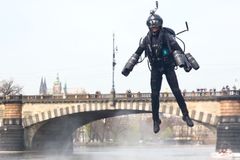 Nad Vltavou se proháněl komiksový hrdina. Proudové motory měl přímo na těle