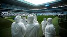 Personál na stadionu Arena do Gremio v brazilském Porto Alegre před prvním zápasem po koronavirové pauze