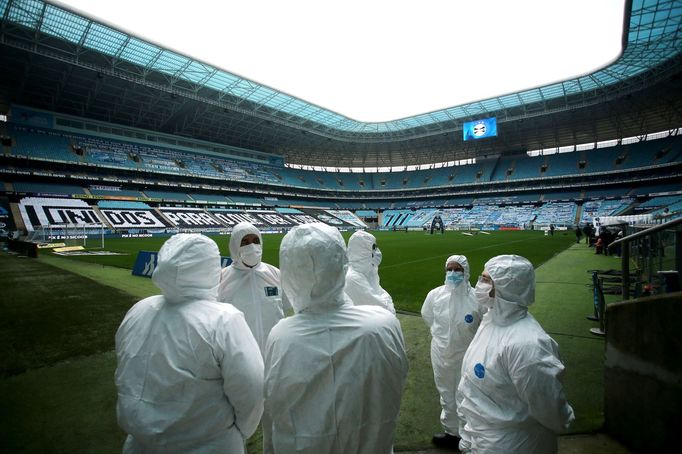 Personál na stadionu Arena do Gremio v brazilském Porto Alegre před prvním zápasem po koronavirové pauze