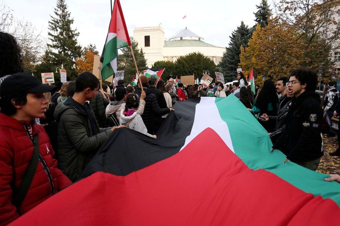 Propalestinská demonstrace ve Varšavě.