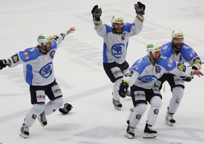 Hokej, Zlín - Plzeň: vítězný gól Plzně (zleva Jozef Balej, Jiří Hanzlík, Martin Straka a Tomáš Frolo)