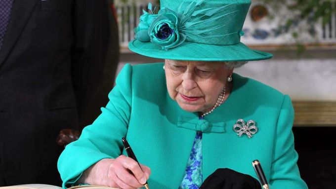 Britská královna zahájila historickou návštěvu Irska