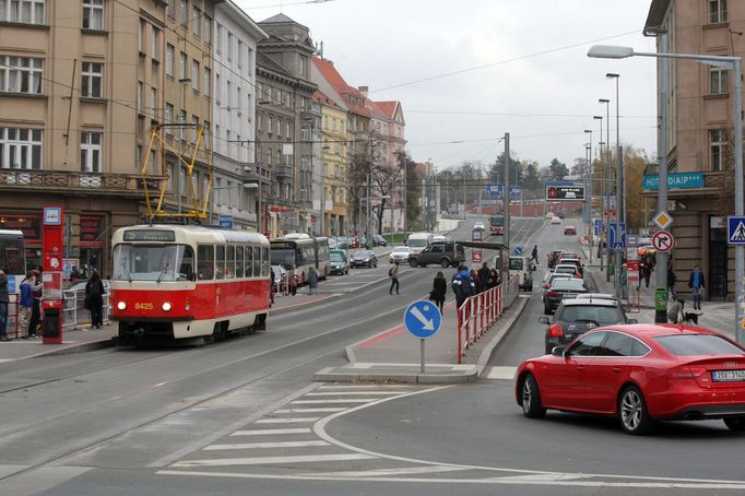 Vítězné náměstí
Vítězné náměstí se stane kritickým bodem, kde se schází Evropská třída s Jugoslávských Partyzánů,