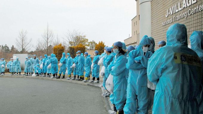 Workers wait for transportation to Tokyo Electric Power Co. (TEPCO)'s tsunami-crippled Fukushima Daiichi nuclear power plant at J-Village near the plant in Fukushima prefecture, in this photo released by Kyodo March 1, 2013, ahead of the second-year anniversary of the March 11, 2011 earthquake and tsunami. Mandatory Credit REUTERS/Kyodo (JAPAN - Tags: DISASTER ANNIVERSARY BUSINESS) ATTENTION EDITORS - THIS IMAGE HAS BEEN SUPPLIED BY A THIRD PARTY. IT IS DISTRIBUTED, EXACTLY AS RECEIVED BY REUTERS, AS A SERVICE TO CLIENTS. FOR EDITORIAL USE ONLY. NOT FOR SALE FOR MARKETING OR ADVERTISING CAMPAIGNS. MANDATORY CREDIT. JAPAN OUT. NO COMMERCIAL OR EDITORIAL SALES IN JAPAN. YES Published: Bře. 1, 2013, 2:29 odp.