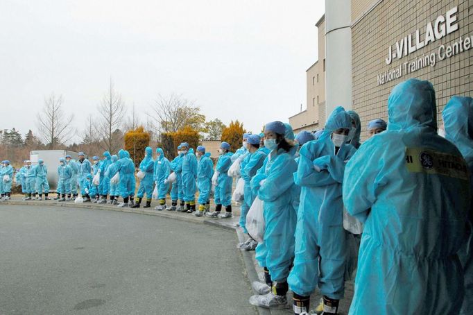 Workers wait for transportation to Tokyo Electric Power Co. (TEPCO)'s tsunami-crippled Fukushima Daiichi nuclear power plant at J-Village near the plant in Fukushima prefecture, in this photo released by Kyodo March 1, 2013, ahead of the second-year anniversary of the March 11, 2011 earthquake and tsunami. Mandatory Credit REUTERS/Kyodo (JAPAN - Tags: DISASTER ANNIVERSARY BUSINESS) ATTENTION EDITORS - THIS IMAGE HAS BEEN SUPPLIED BY A THIRD PARTY. IT IS DISTRIBUTED, EXACTLY AS RECEIVED BY REUTERS, AS A SERVICE TO CLIENTS. FOR EDITORIAL USE ONLY. NOT FOR SALE FOR MARKETING OR ADVERTISING CAMPAIGNS. MANDATORY CREDIT. JAPAN OUT. NO COMMERCIAL OR EDITORIAL SALES IN JAPAN. YES Published: Bře. 1, 2013, 2:29 odp.