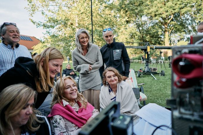 Dagmar Havlová Veškrnová, Pavlína Pořízková a Eva Holubová při natáčení české komedie Bardotky.