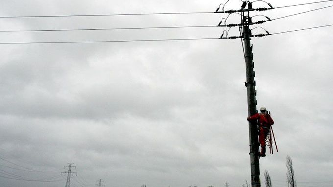 Oprava elektrického vedení po vichřici u silnice na Písek u obce Čimelice.