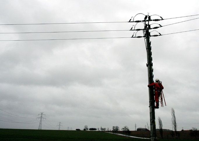 Oprava elektrického vedení po vichřici u silnice na Písek u obce Čimelice.