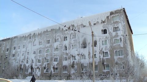 Ledové inferno na Sibiři. Panelák po havárii zamrznul, rodiny s dětmi zůstávají