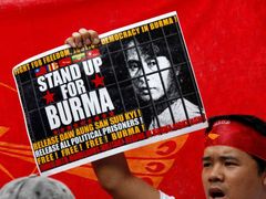 Svobodu pro Aun Schan Su Ťij a další politické vězně v Barmě, dožaduje se účastník protestu před úřadem OSN v Bangkoku