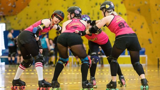 V hale na Třebešíně bylo v sobotu živo, konal se zde zápas ve velmi netradičním sportu - roller derby.