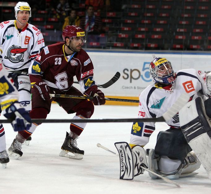 Hokejový brankář Chomutova Milan Řehoř se ohlíží za střelou Alexe Fostera v utkání 16. kola Tipsport extraligy 2012/13 proti Spartě Praha.