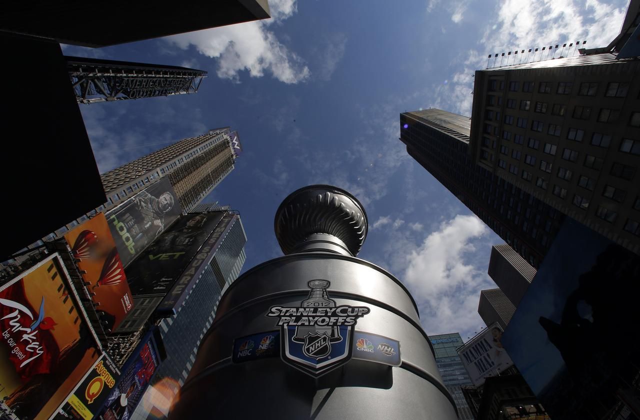 Obří vodní fontána ve tvaru Stanley Cupu stojící na náměstí Times Square v New Yorku