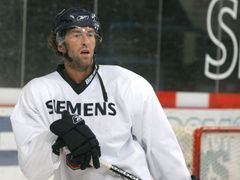 Navrátilec z NHL Petr Nedvěd vyjel se Spartou poprvé na led.