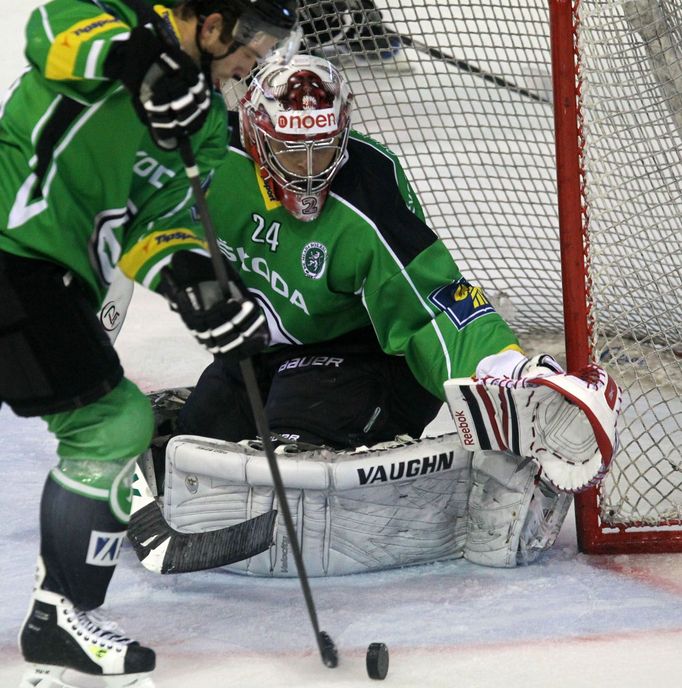 Mladoboleslavský hokejový brankář Vlastimil Lakosil kryje střelu kladenských hokejistů v přípravném utkání před sezónou 2012/13.