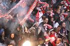 Všechny fanoušky Slavie potěšil ještě před úvodním výkopem předseda představenstva klubu Jaroslav Tvrdík, který potvrdil, že čínská společnost CEFC odkoupí také stadion v Edenu.