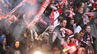 Všechny fanoušky Slavie potěšil ještě před úvodním výkopem předseda představenstva klubu Jaroslav Tvrdík, který potvrdil, že čínská společnost CEFC odkoupí také stadion v Edenu.