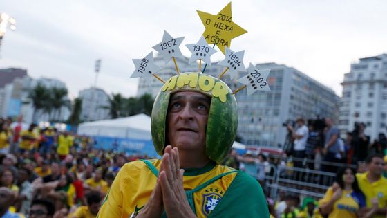 Prohlédněte si fotografie ze závěrečných zápasů skupin A a B na fotbalovém MS v Brazílii.