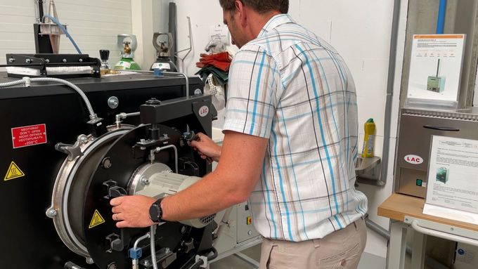 Výroba pecí v Židlochovicích, v nichž se kalí a žíhá i dělostřelecká munice (25. 7. 2025)