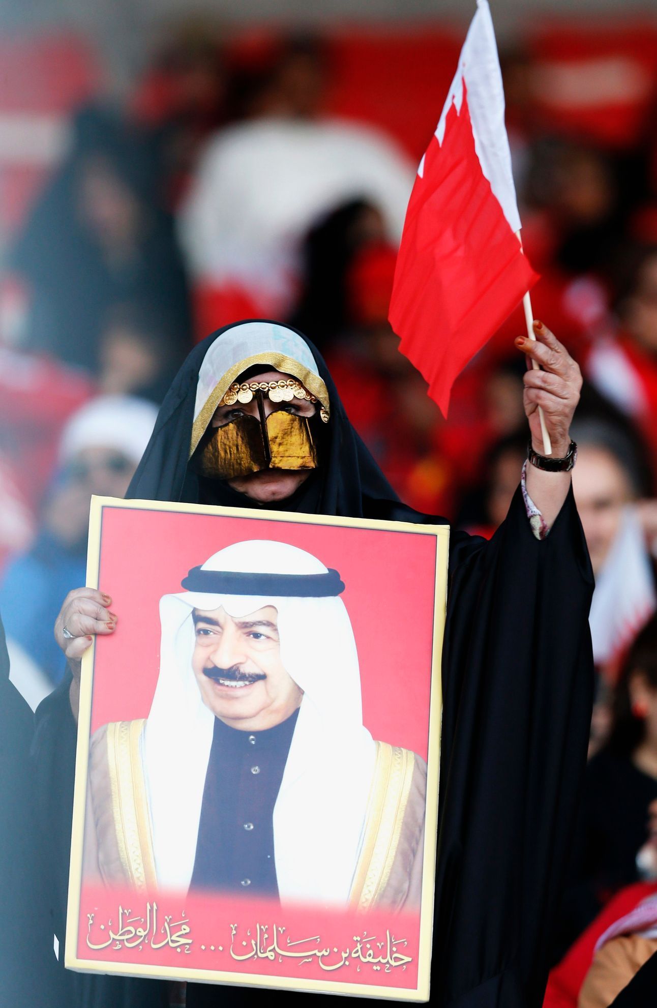 Fanynka Bahrajnu na fotbalovém turnaji Gulf Cup s podobiznou bahrajnského prince al-Chlífa