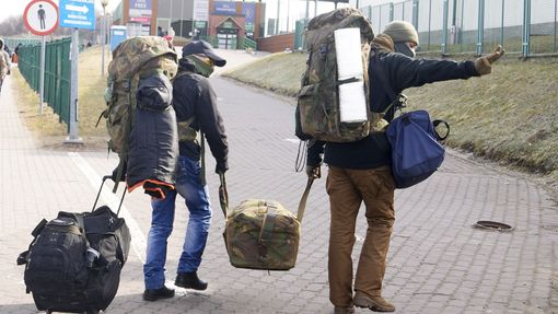 Záběr na muže, kteří míří do Ukrajiny, aby se zde vojensky angažovali v její obraně před ruskou agresí. Hraniční přechod Medyka v Polsku.  1. 3. 2022