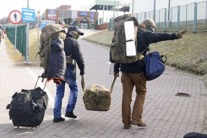 Záběr na muže, kteří míří do Ukrajiny, aby se zde vojensky angažovali v její obraně před ruskou agresí. Hraniční přechod Medyka v Polsku.  1. 3. 2022