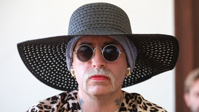 Marla-Svenja Liebich, původně Sven Liebich, známý pravicový extremista, sedí v soudní síni krajského soudu. Důvodem je odvolací řízení ve věci ublížení na zdraví.