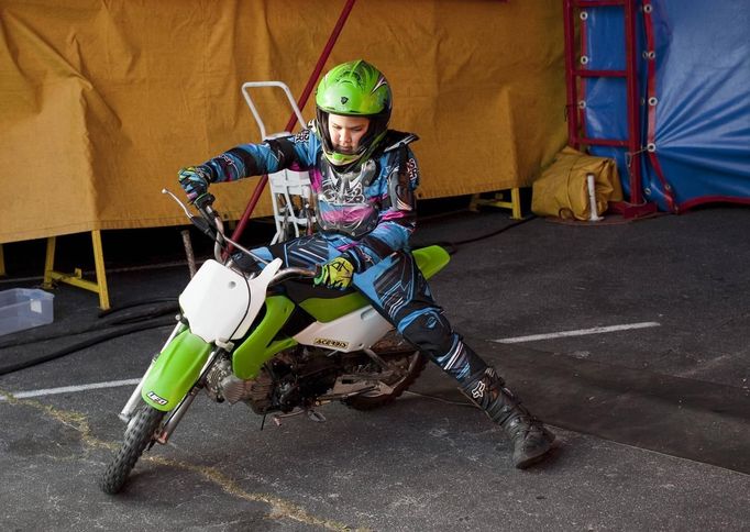 Edwin Anthony, 13, of the Thunderdrome troupe, prepares for a performance on his motorcycle in the back lot during a Cole Brothers Circus of the Stars stop over in Myrtle Beach, South Carolina, March 31, 2013. Traveling circuses such as the Cole Brothers Circus of the Stars, complete with its traveling big top tent, set up their tent city in smaller markets all along the East Coast of the United States as they aim to bring the circus to rural areas. The Cole Brothers Circus, now in its 129th edition, travels to 100 cities in 20-25 states and stages 250 shows a year. Picture taken March 31, 2013. REUTERS/Randall Hill (UNITED STATES - Tags: SOCIETY ENTERTAINMENT) Published: Dub. 1, 2013, 7:01 odp.