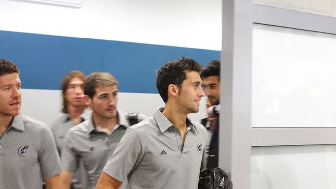 Iker Casillas po příletu na letiště v Praze-Ruzyni mezi spoluhráči Alvarem Arbeolou (vpravo) a Xabim Alonsem