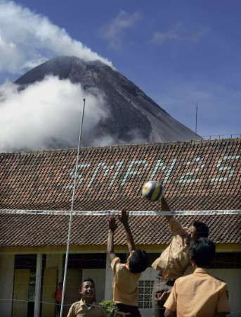 Život pod indonéskou sopkou Merapi plyne dál