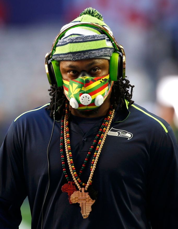 Seattle Seahawks running back Marshawn Lynch wears a mask during warm-ups befire the start of the NFL Super Bowl XLIX football game against the New England Patriots in Gl