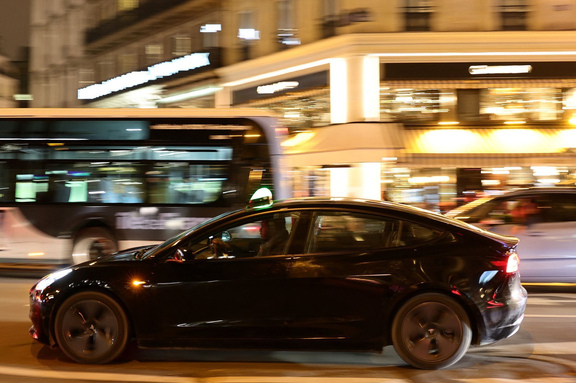 Tesla Model 3 jako taxi v Paříži