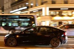 Hrozivá nehoda Tesly v Paříži. Taxislužba dočasně zastavila provoz svých Modelů 3