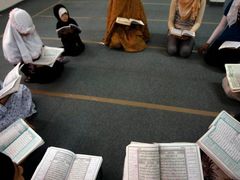 Dívky studují Korán v Kalandíji na západním břehu Jordánu.