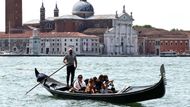 Jeff Bezos (61) je třetím nejbohatším člověkem světa s odhadovaným čistým jměním 220,9 miliardy dolarů. Je zakladatelem Amazonu a společnosti Blue Origin, která se zabývá vesmírnými technologiemi.