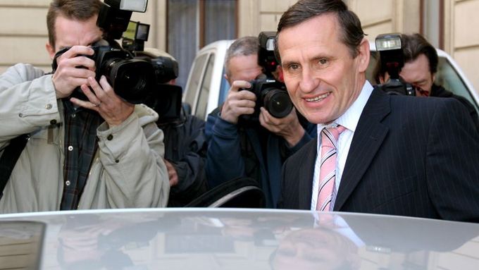1. listopadu 2007: Jiří Čunek odjíždí z úřadu vlády.