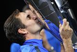 Devatenáctinásobný grandslamový šampion, šestatřicetiletý Federer, asi netušil, že v Praze zažije něco, co dosud nezažil. Víkend se proměnil v nezapomenutelnou oslavu tenisu.