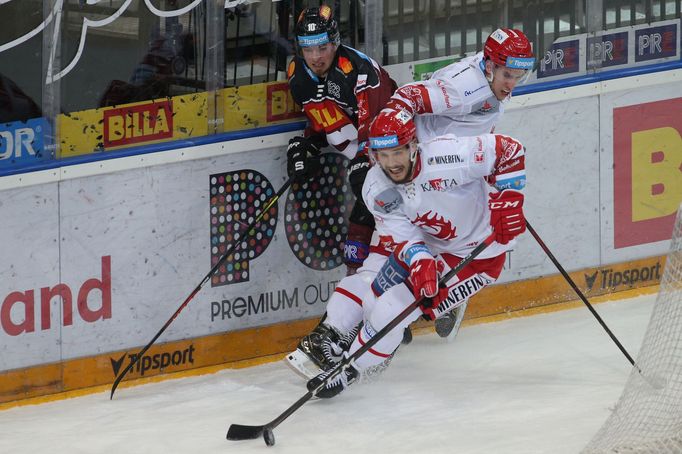 10. kolo hokejové extraligy 2020/21: Sparta - Třinec: Tomáš Kundrátek vyváží puk.