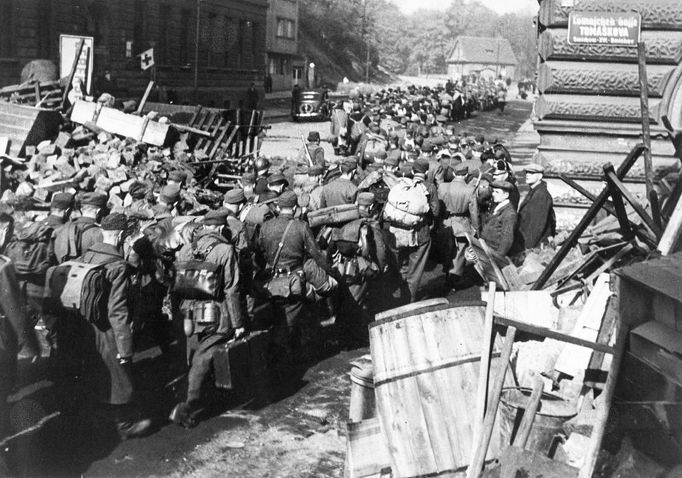 Oddíly zajatců SS na cestě do motolských kasáren v květnu 1945 - na křižovatce Tomáškovy a Duškovy ulice (část barikády) na Smíchově. Květen 1945