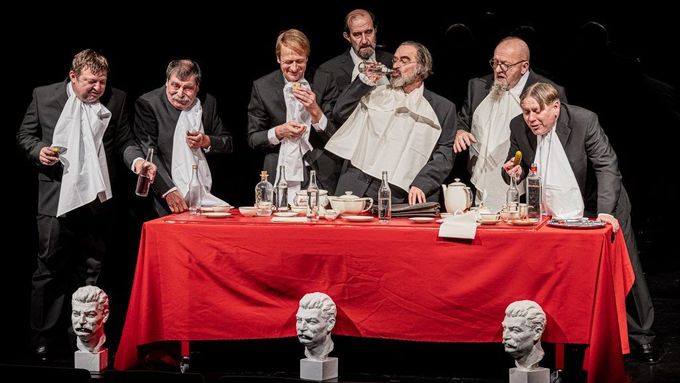 Divadlo Bolka Polívky na svůj repertoár přidalo původně komiksovou grotesku o absurdním dění v Kremlu Ztratili jsme Stalina, která je známá i svým filmovým zpracováním.