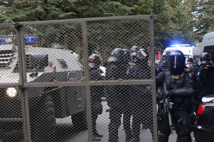 Demonstrace proti rouškám a střety s policií