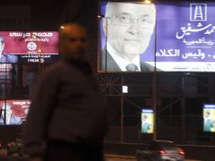 Billboardy obou kandidátů v Káhiře.