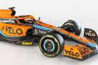 Při pohledu na loňský (nahoře) a letošní McLaren jsou vidět na první pohled zásadní rozdíly. Monoposty dostaly větší nízkoprofilové pneumatiky (místo 15palcových jsou nyní 18palcové) s kryty na discích a celkově je přepracována aerodynamika.