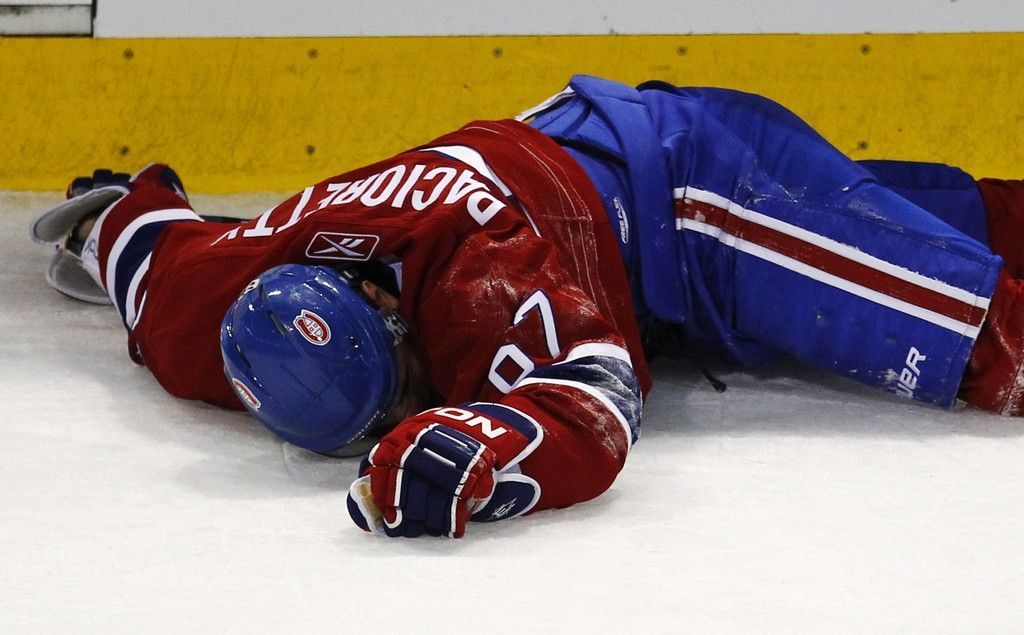 Zdeno Chára srazil u mantinelu Maxe Paciorettyho