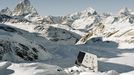 Nová chata Monte Rosa, Valentin Bearth, Andrea Deplazes, Daniel Ladner/ Bearth & Deplazes Architekten AG; ETH-ZURICH/ Studio Monte Rosa, Zermatt, 2009  V extrémních alpských podmínkách vypadá nová chata Monte Rosa jako kamenný krystal s velmi malým dopadem na životní prostředí díky využití průkopnických technologií, které pracují se zdroji efektivně a omezují spotřebu energie na absolutní minimum.