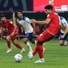 Mahdí Taremí (9) dává gól z penalty v zápase MS 2022 Anglie - Írán