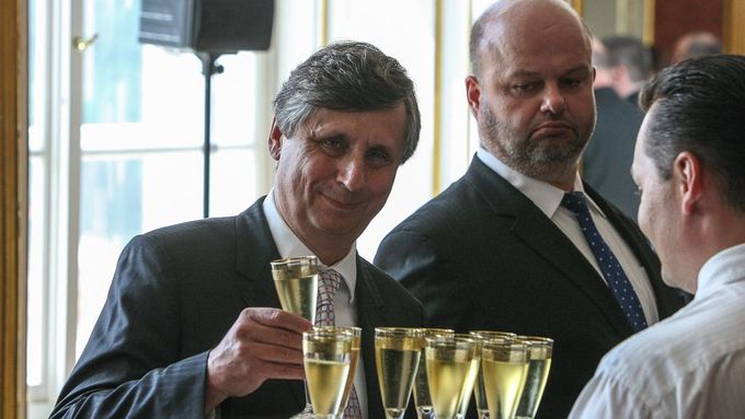 Není moc co slavit... Snímek ze jmenování Zemanova úřednického kabinetu, se sklenkou ministr financí Jan Fischer.