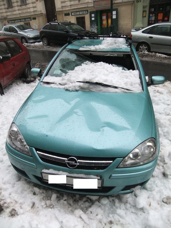 Auta poničená sněhem v pražské Hálkově ulici.
